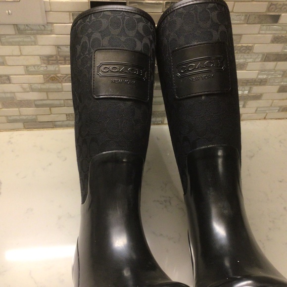 Coach size 6B Pearl Monogram Signature Shiny Rubber Rain/Snow Boots - Picture 5 of 8